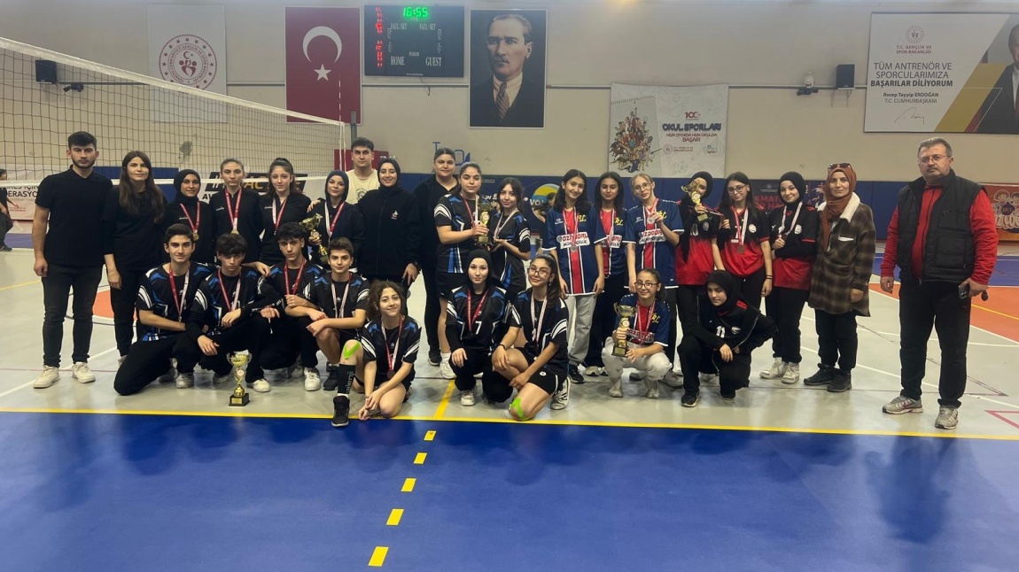 Okulumuz Badminton Kız Takımı İl Üçüncüsü, Erkek Takımı İl İkincisi olmuştur